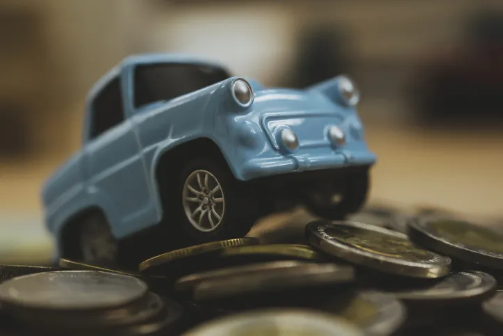 Zabawkowe auto na monetach